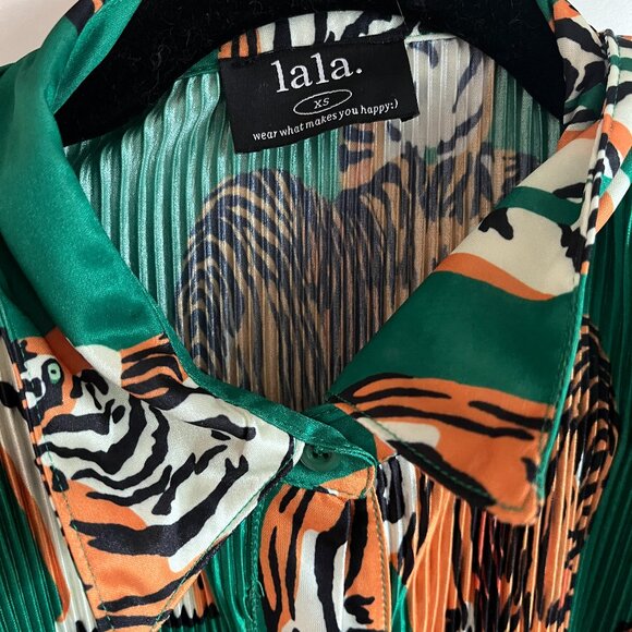 So Far So Good Oversized Plissé Dress in Tiger Tales - Picture 3 of 4